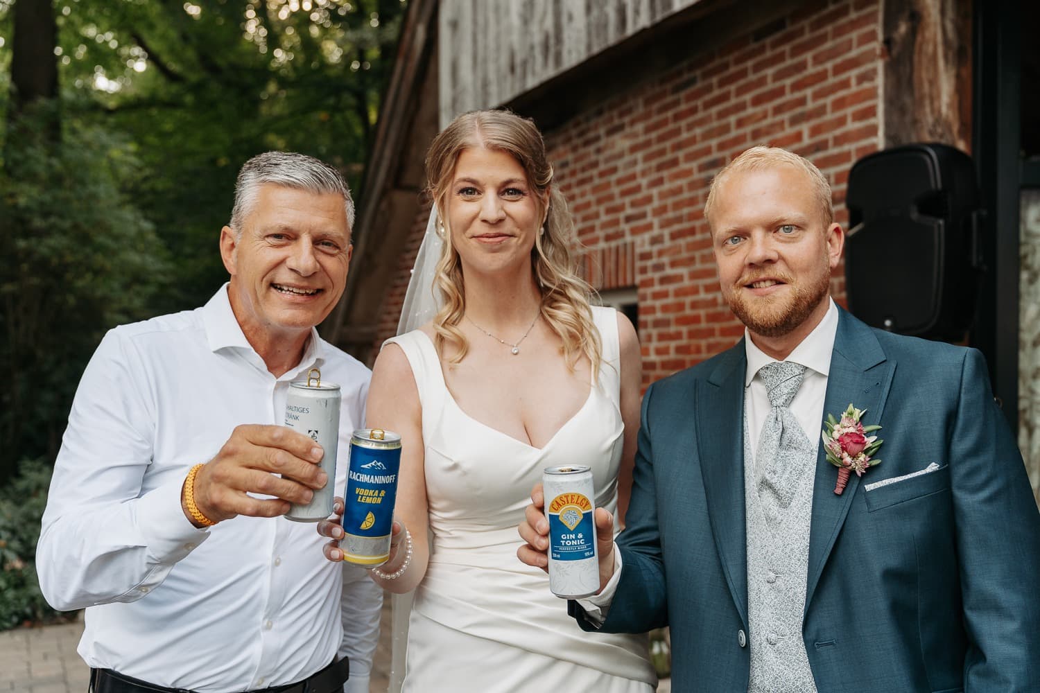 DJ Bert Voogd stößt mit dem Brautpaar an